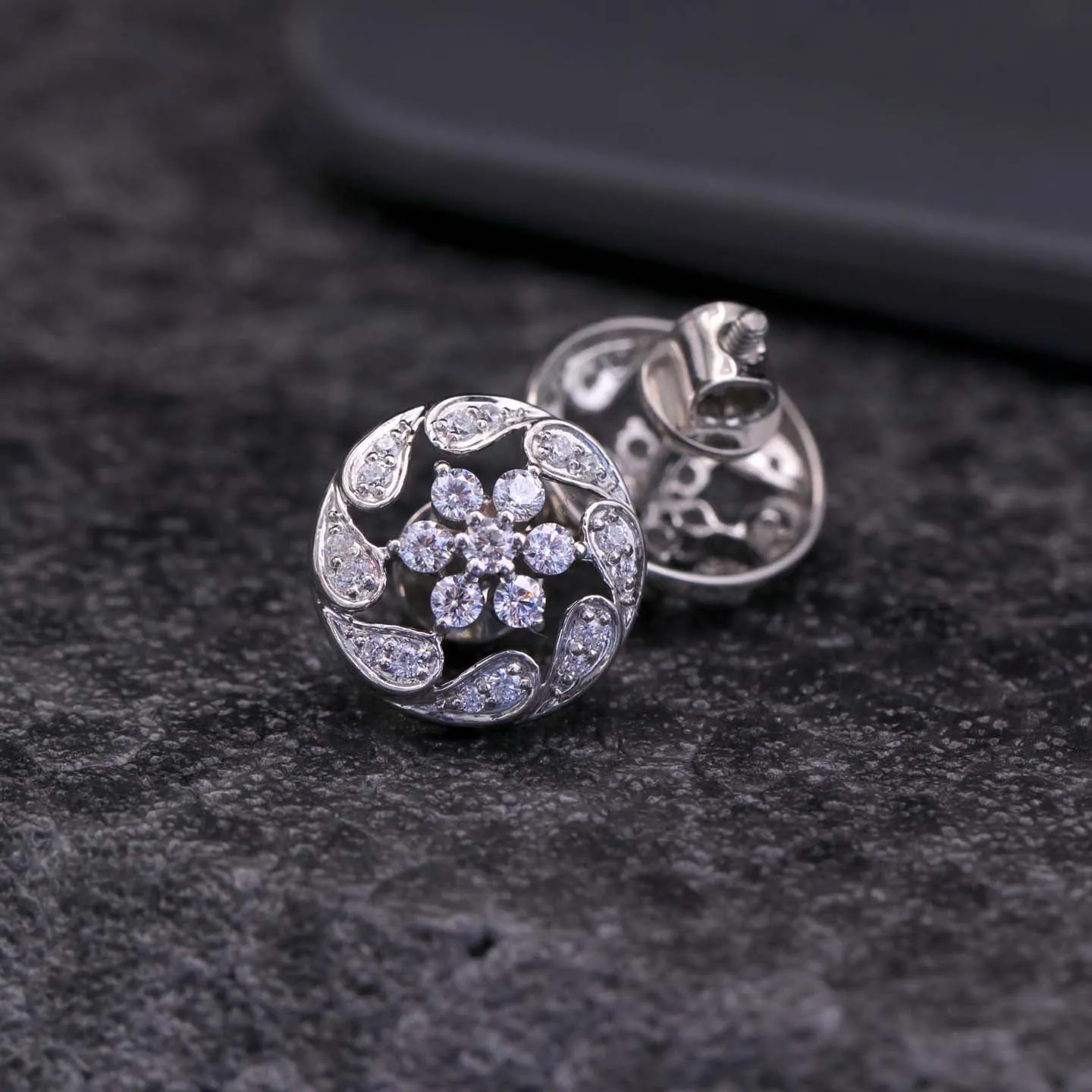 Exclusive Round Design Silver Earring